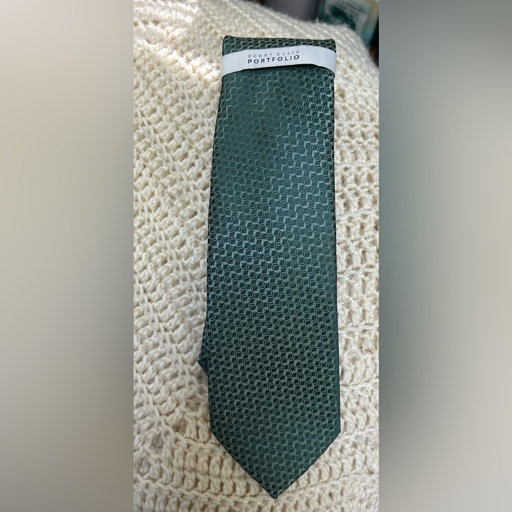 Perry Ellis Portfolio Weldon Geo Solid Green Neck Tie: NWT Xmas Green!